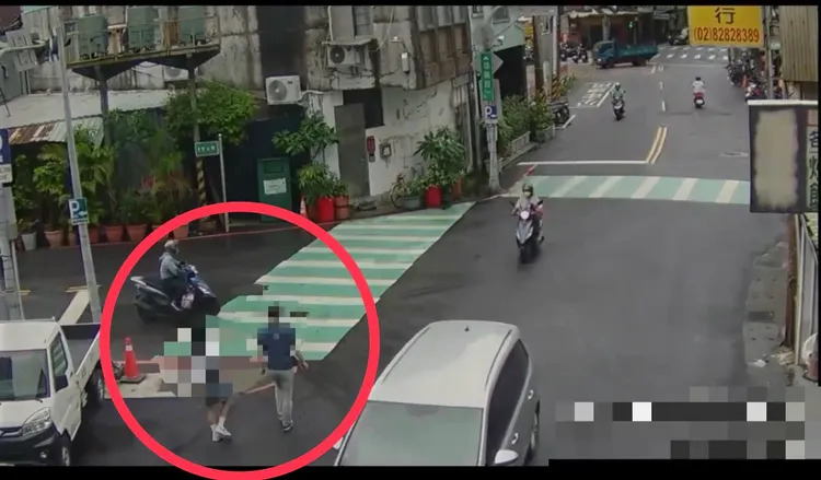 男子不滿國中女兒翹課與男友約會，當街連續掌摑少女。 圖：翻攝畫面