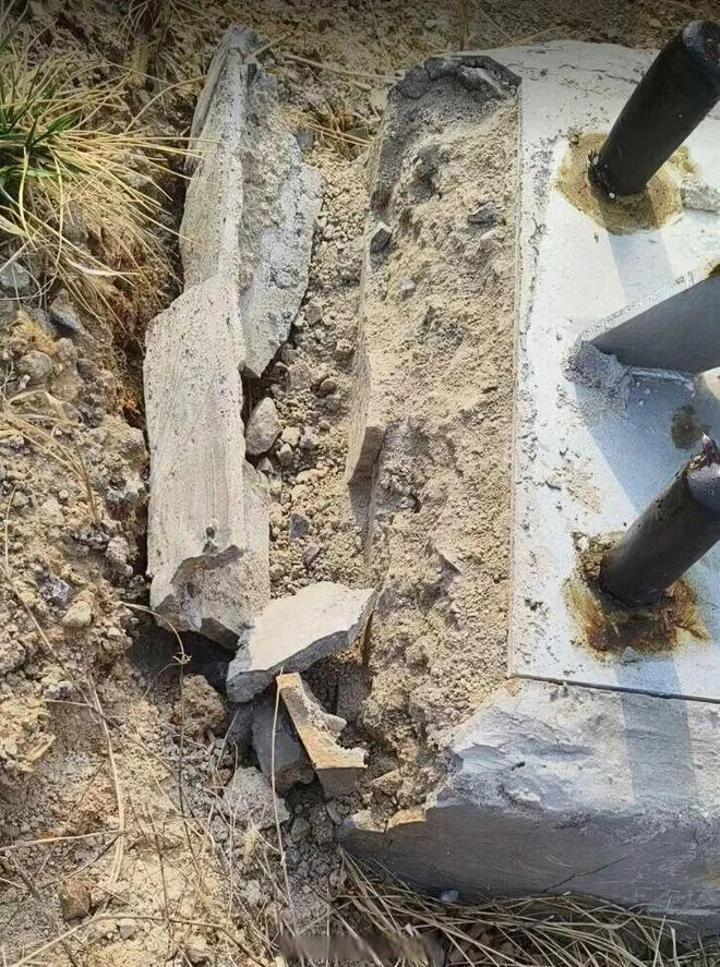 中國山東濟濰高速公路沿線，用於監測山體滑坡、邊坡隱患及交通設施安全的北斗監測設備底座，被發現混凝土鬆散如渣，表面僅薄薄一層水泥砂漿，竟「用手一掰就碎」。 圖：翻攝陸網/大象新聞