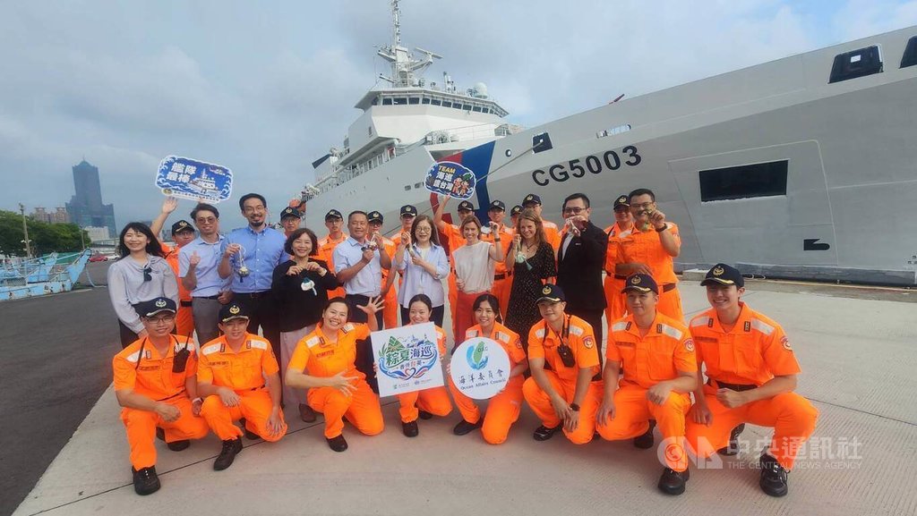 管碧玲邀英國駐台代表首登海巡艦 體驗包粽慶端午