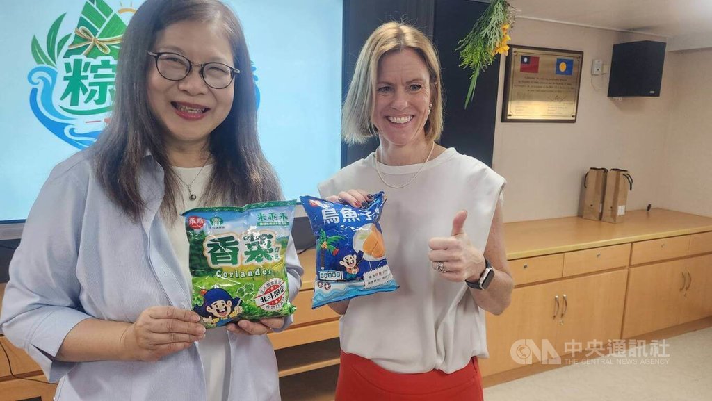 端午將至，海委會主委管碧玲（左）邀英國在台辦事處代表包瓊郁（右）等人登上雲林艦，體驗包粽、製作香包等活動，管碧玲更拿出特別的香菜口味乖乖等物贈送給包瓊郁，讓喜歡香菜的包瓊郁大為驚喜。中央社記者洪學廣攝　115年6月18日