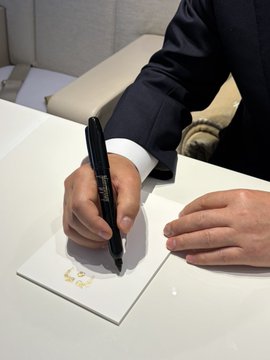 李在明表示，川普將他在峰會期間用來簽署文件的鋼筆當成紀念品送給自己。 圖：翻攝自 @Jaemyung_Lee X 帳號