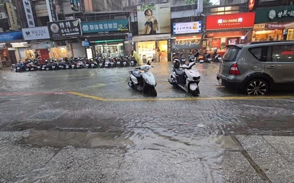 台北暴雨成災！公館商圈水淹騎樓 網友直呼公館末日