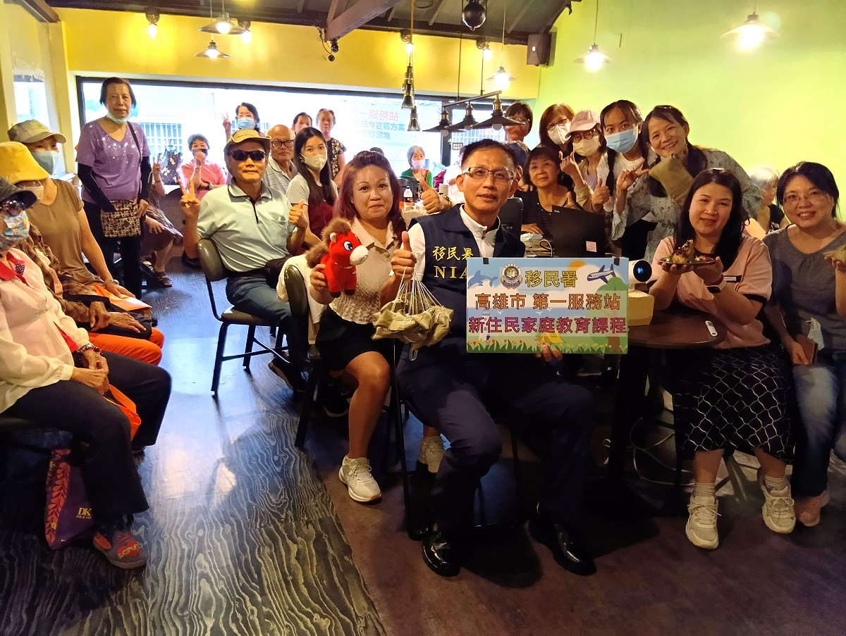 鄭明昌(中)帶領學員祝賀新住民端午佳節愉快。 圖：行政院南服中心/提供