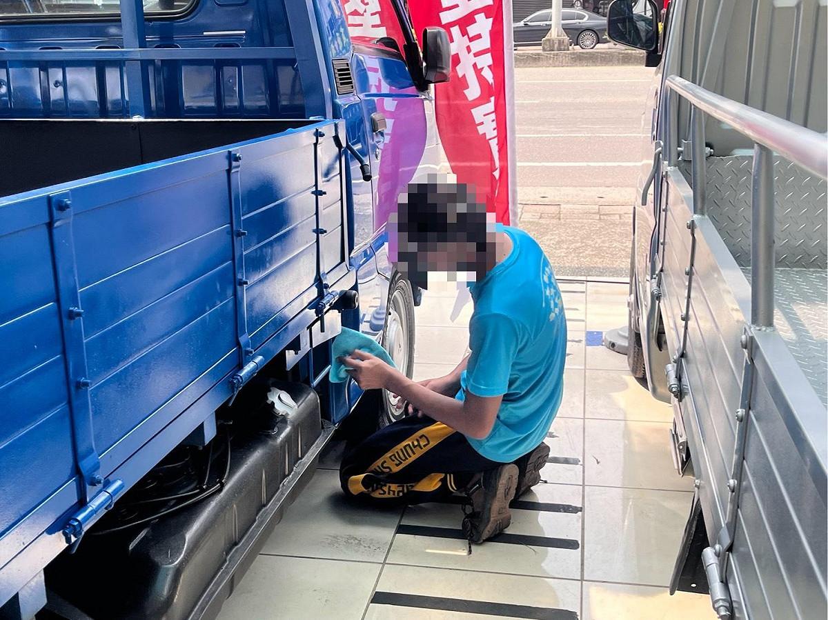 「阿督汽車」默默支持高雄市中山工商服務群科，每年定期規劃專屬實習時段，安排身障學生在老師陪同下進行環境維護與基礎車輛整備，協助他們在畢業前建立職場基本技能。 圖：孫家銘翻攝