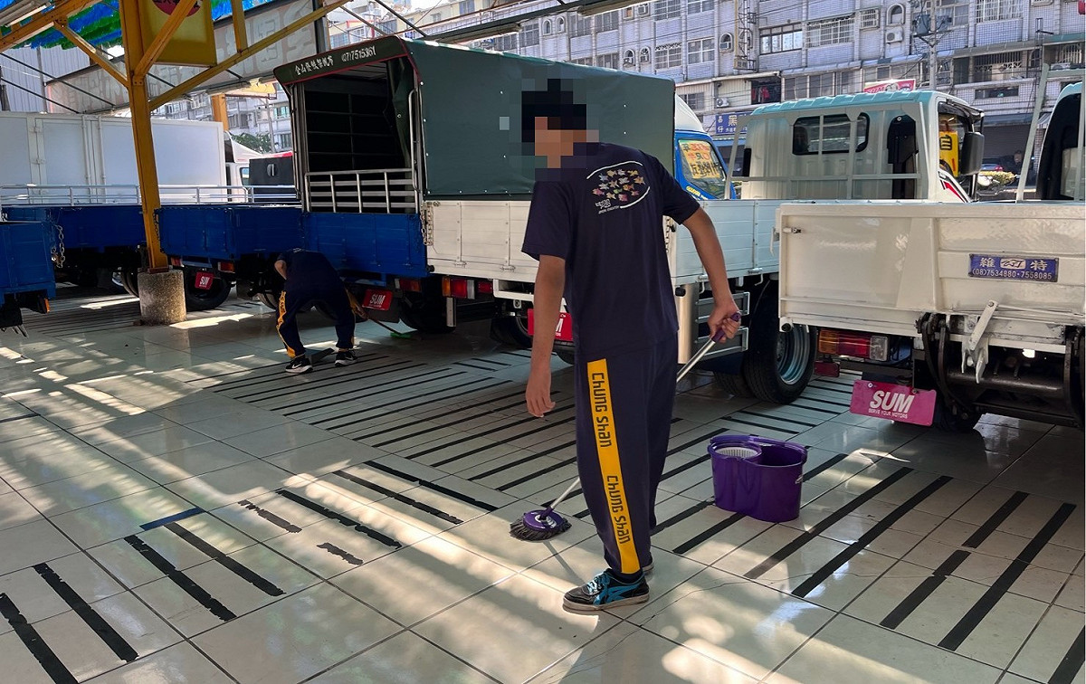 身障學生在老師陪同下，進行車廠環境維護工作。 圖：孫家銘翻攝