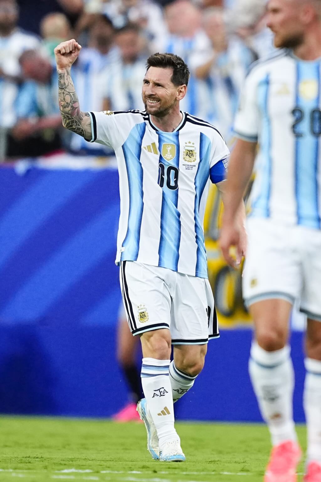 阿根廷球星梅西在世界盃首場比賽踢進第一球，為球隊取得領先。圖為梅西在進第一球後舉手慶祝。（共同社）