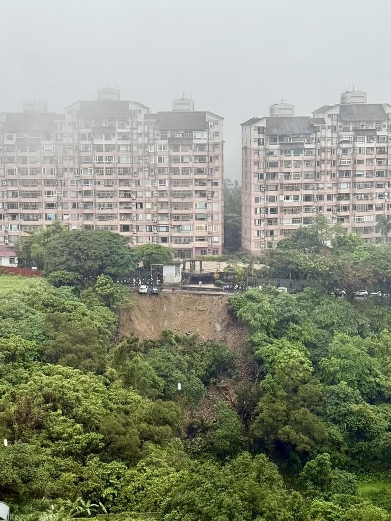 雙北地區18日午後滂沱大雨，新店區涵煙翠社區前路段發生大片土石崩落，多輛汽車懸空在邊坡，目前暫未傳出人員傷亡。（民進黨新北市議員參選人陳韋任提供）中央社記者曹亞沿傳真　115年6月18日