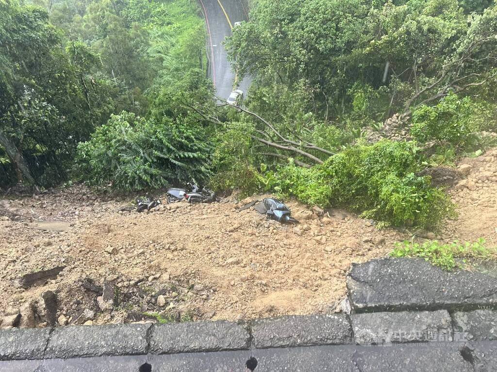 新北市新店區涵煙翠社區前路段18日下午因大雨導致土石崩落坍方，多輛機車也隨土石滑落毀損。警方已先封閉該處路段，相關單位緊急派員搶修中。（翻攝畫面）中央社記者曹亞沿傳真　115年6月18日