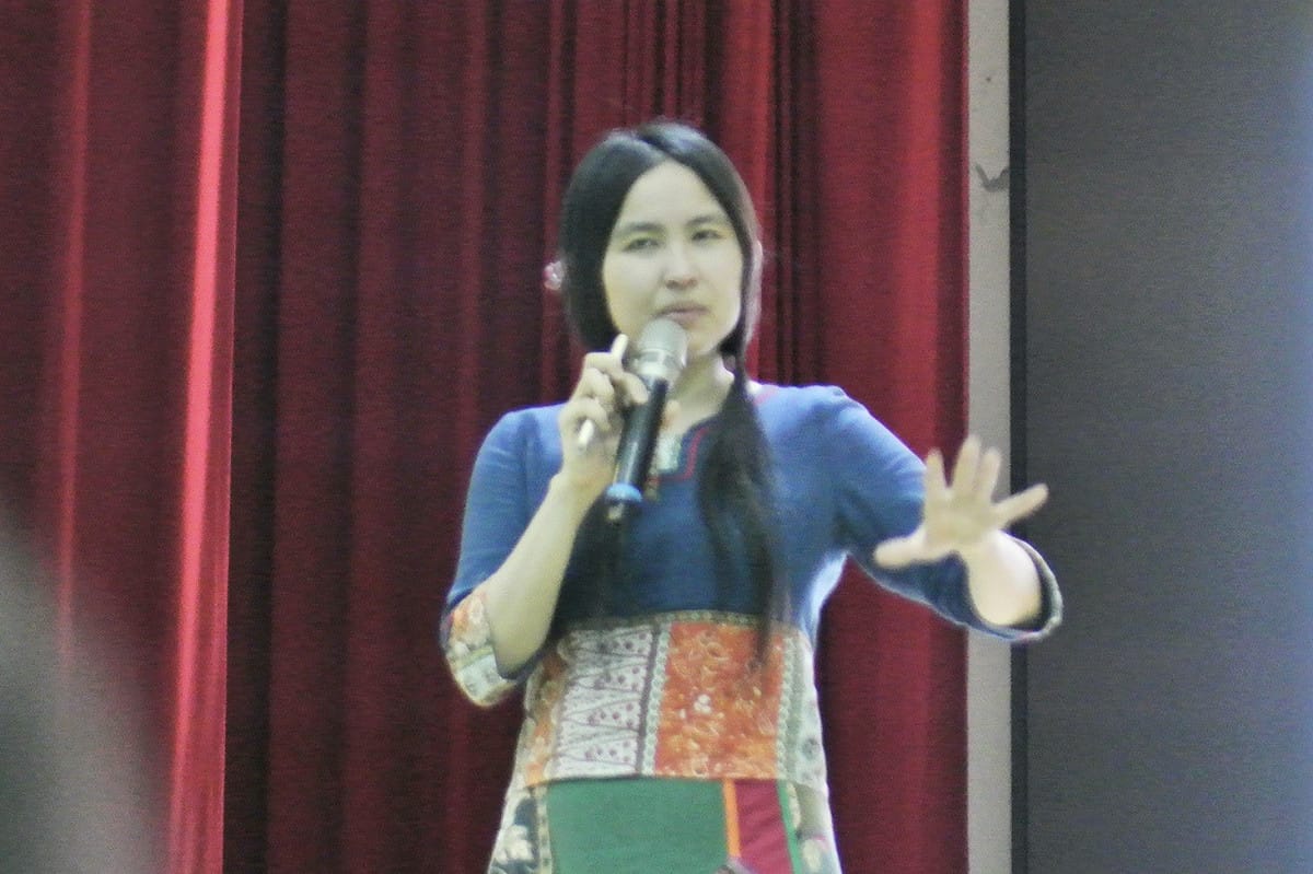 沈芯菱以「從『芯』開始，讓夢想發光」為題分享生命故事。 圖：高雄高商/提供