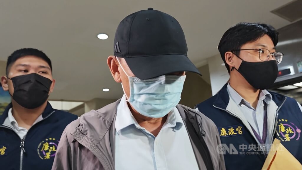 台電核二廠前廠長曾文煌涉嫌收賄，114年被檢方起訴，北檢進一步查出核二廠有4件採購案疑有公務員涉收賄，17日約談曾文煌、現任陳姓副廠長（中）、朱姓課長等9人。檢察官18日將曾、陳、朱聲押禁見，法院裁准。中央社記者林長順攝　115年6月18日