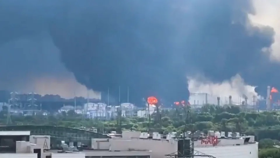 俄國首都莫斯科18日遭受大規模空襲，煉油廠區被擊中，引發多處火勢，濃煙蔽日。 圖：翻攝X（前推特）