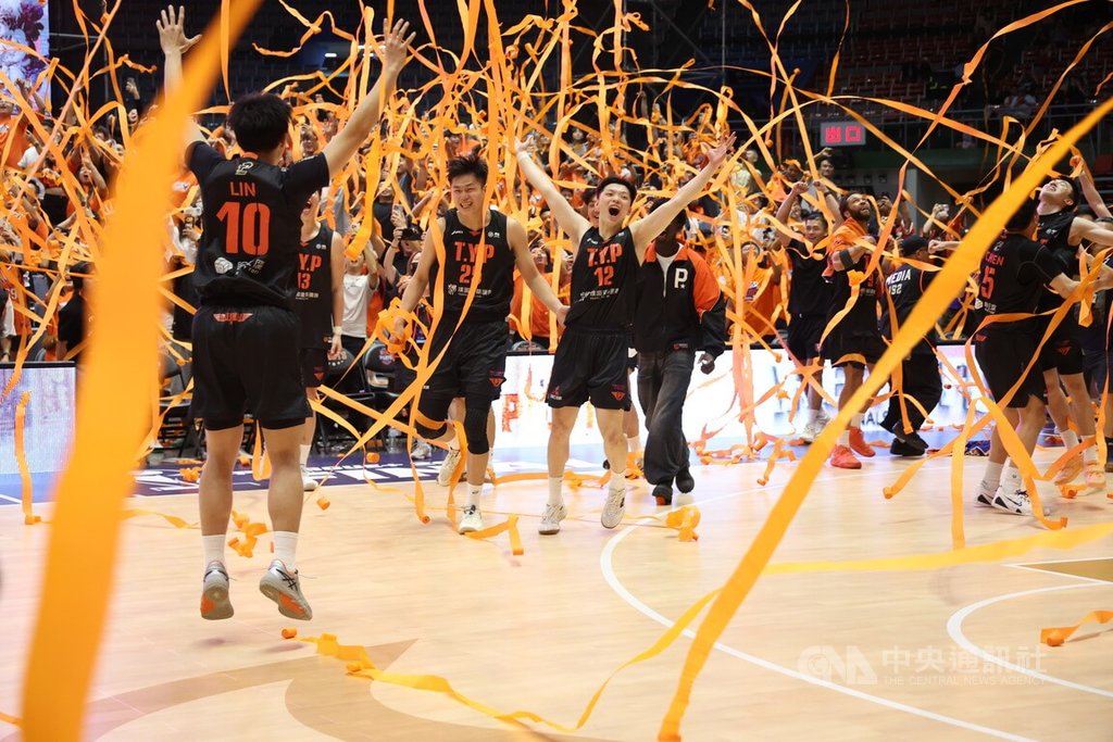 台灣職籃P.LEAGUE+ 桃園璞園領航猿隊18日在總冠軍賽第7戰以107比81擊敗台北富邦勇士隊，系列賽以4比3成功奪冠，場內漫天橘色彩帶飛舞。中央社記者張新偉攝　115年6月18日