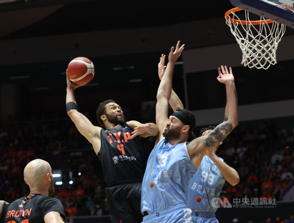 台灣職籃P.LEAGUE+ 聯盟7戰4勝制總冠軍賽18日來到最終第7戰，桃園璞園領航猿力拚衛冕，洋將米爾納（Setric Millner Jr.）（持球者）強攻禁區搶分。中央社記者張新偉攝　115年6月18日
