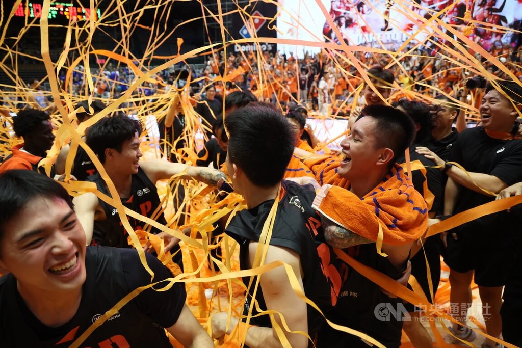 台灣職籃P.LEAGUE+ 聯盟總冠軍賽18日在桃園市立綜合體育館進行最終第7戰，桃園璞園領航猿隊終場以107比81大勝奪冠，比賽結束時球員互相擁抱慶祝。中央社記者張新偉攝　115年6月18日