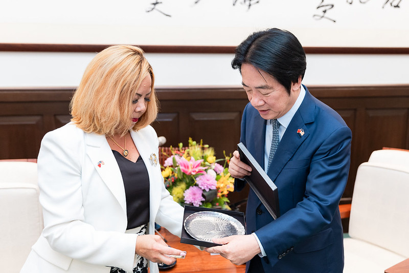 賴清德與美國聯邦眾議院「國會非裔議員連線」副主席麥珂貝（Lucy McBath）。 圖：總統府提供
