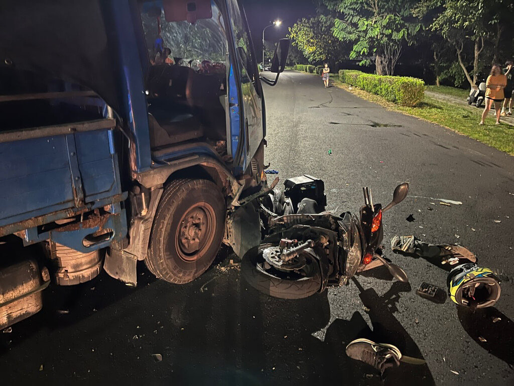 台南市新化區崙頂里防汛道路日前發生貨車和機車碰撞，造成機車騎士送醫不治，貨車駕駛則棄車逃逸；警方調閱周邊監視器，初判貨車駕駛疑似外籍移工，持續追查中。（台南市警局提供）中央社記者張榮祥台南傳真　115年6月19日