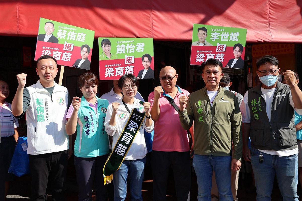 梁育慈(左三)在多位民進黨地方民代與參選人到場陪同下，到屏東市建國市場掃街拜票。 圖：梁育慈服務處/提供