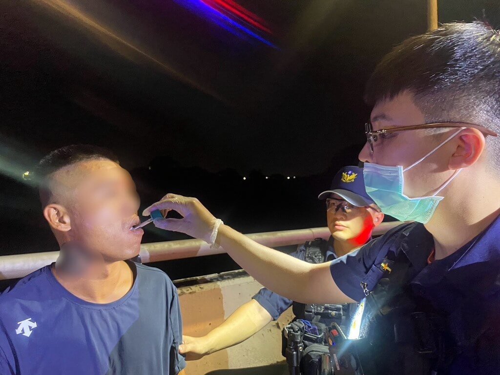 端午連假到來，台南市警察局18日晚間配合警政署「全國同步擴大取締毒駕專案勤務」，動員508名警力、規劃40處路檢點，對毒駕熱區及吸毒治安顧慮場所周邊道路執行高密度攔檢盤查。（台南市警察局提供）中央社記者張榮祥台南傳真　115年6月19日
