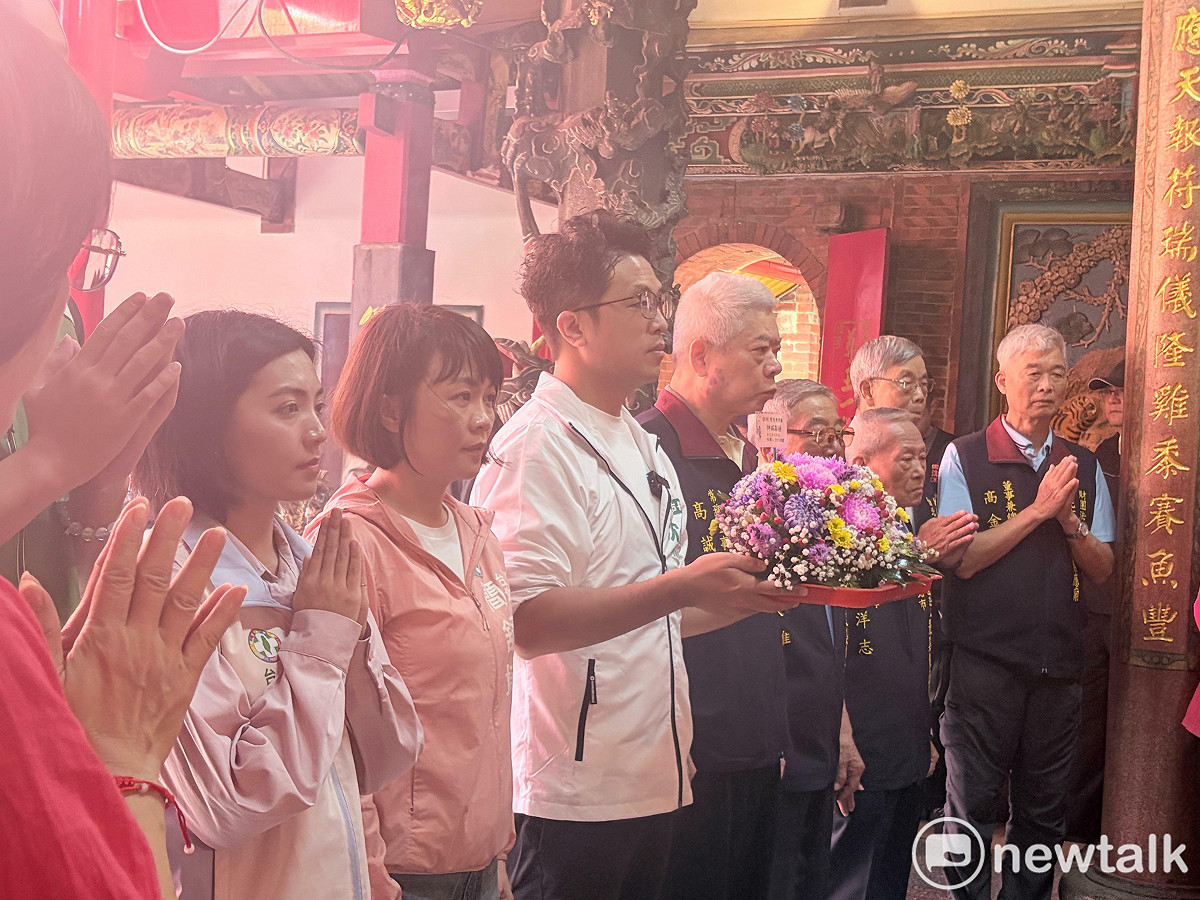 民進黨台北市長候選人沈伯洋今（20）日偕選區議員簡舒培、陳聖文等人前往文山區景美集應廟參拜。 圖：李宣萱/攝