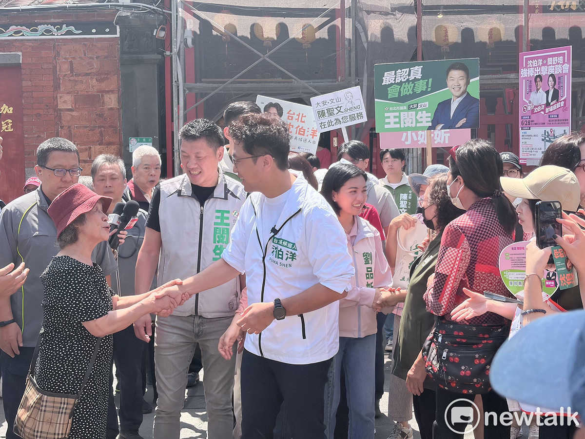 民進黨台北市長候選人沈伯洋今（20）日偕赴景美集應廟參拜、景美市場掃街，現場民眾熱烈給予其熱烈支持。 圖：李宣萱/攝