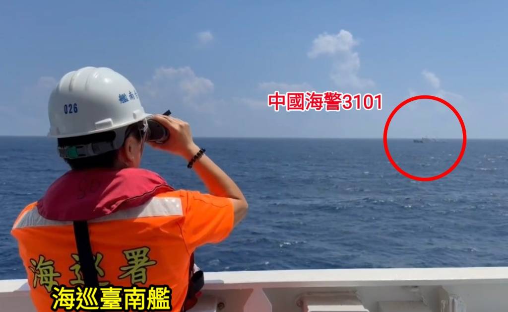 中國海警船「3101」於 19 日下午航入我國東沙島西北方 24 浬限制水域，海巡署預先部署「臺南艦」攔截並實施近迫併航監控，雙方透過廣播隔空交鋒，最近距離僅 0.5 浬。 圖：翻攝自海洋委員會海巡署
