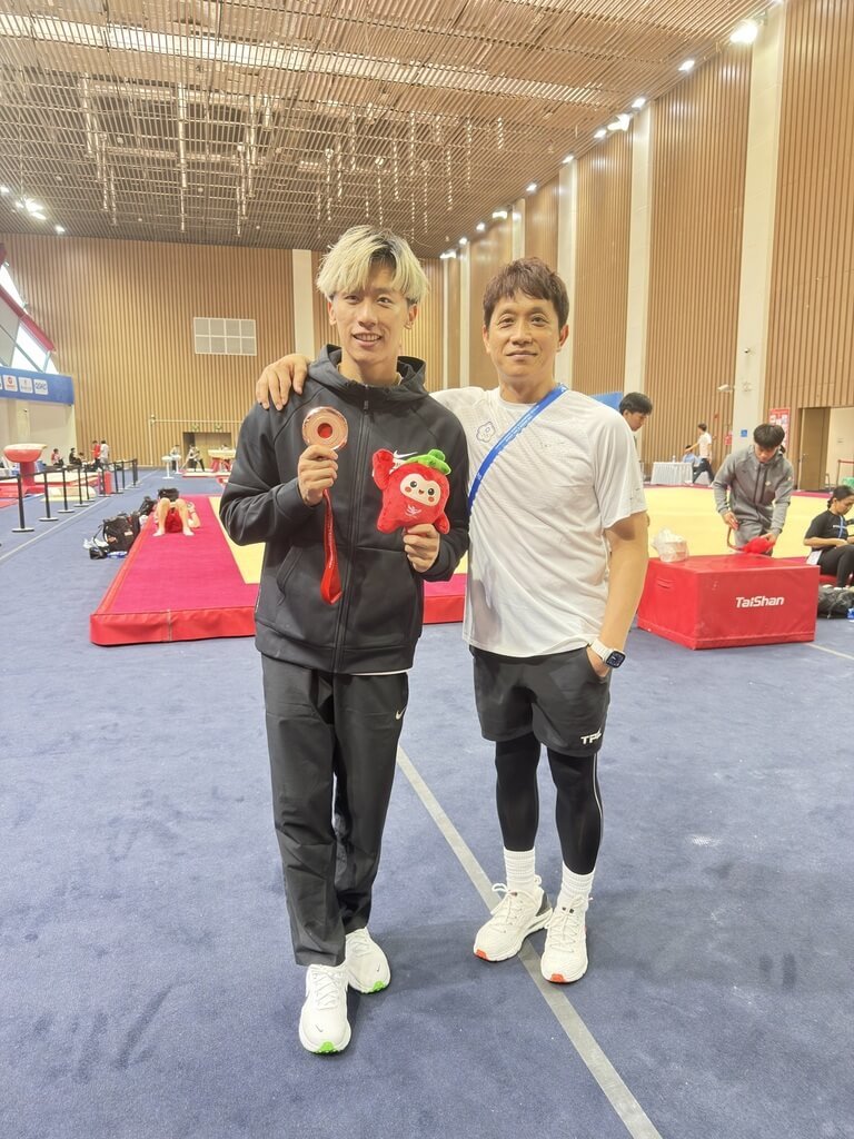 台灣「鞍馬王子」李智凱（左）在今年亞洲體操錦標賽首度獲得單項鞍馬銅牌，教練林育信（右）也被愛徒表現深深感動。（教練林育信提供）中央社記者黎建忠傳真　115年6月21日