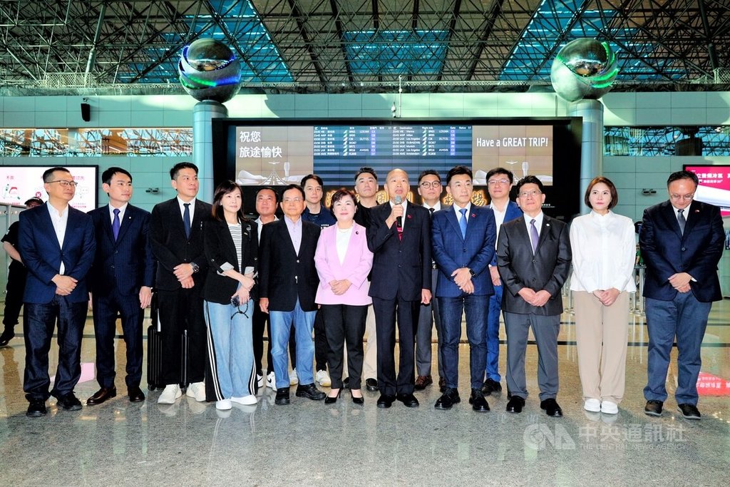 立法院長韓國瑜（前排右5）率跨黨派立委訪美，21日晚間搭乘星宇航空班機出發，立法院副院長江啟臣（前排右4）等人前往桃園國際機場送機。 圖：中央社提供