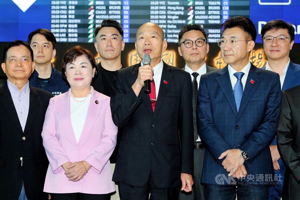 立法院長韓國瑜（前排右2）21日晚間率跨黨派立委訪美，他表示，首要目標是推動國會外交，與美方議員就國家安全、選區治理，以及台美國會未來能否深化合作與聯繫交流等交換意見。 圖：中央社提供