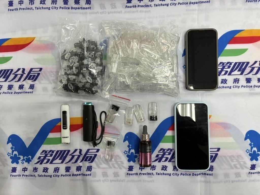 台中市警察局第四分局21日晚間執行查緝毒駕勤務時，發現違規車輛，駕駛還衝撞警車企圖逃逸，最後仍被警方包夾圍捕查獲涉毒駕，並起出依托咪酯等毒品送辦。（民眾提供）中央社記者郝雪卿傳真  115年6月22日