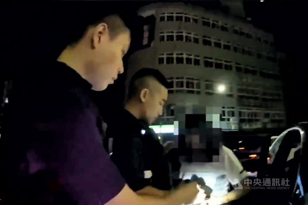 桃園市警局保安警察大隊22日表示，員警21日晚間在中壢區巡邏時，發現一輛賓士車違規停車，上前盤查發現女乘客持有海洛因及依托咪酯煙彈，女子向員警供稱，因從事業務工作，長期承受工作壓力，才會以毒品紓解情緒。（翻攝照片）中央社記者吳睿騏桃園傳真　115年6月22日