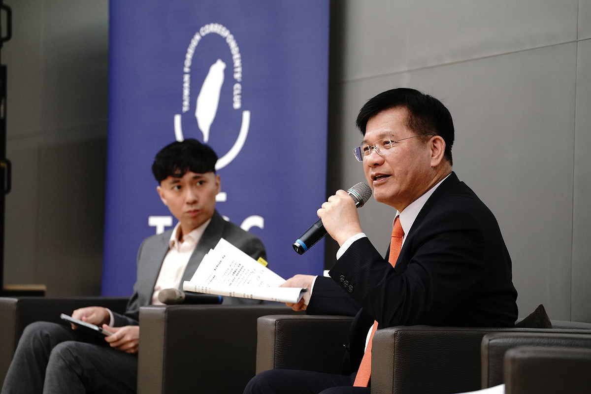 外交部長林佳龍日前接受台灣外國記者會（TFCC）邀請，與來自美國、日本、英國、法國等各國媒體記者茶敘交流。 圖：外交部提供