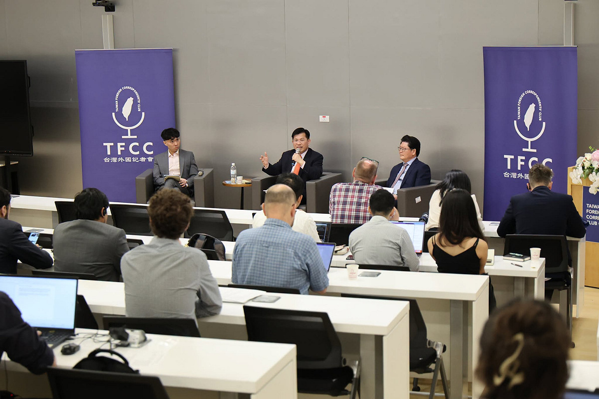 外交部長林佳龍日前接受台灣外國記者會（TFCC）邀請，與來自美國、日本、英國、法國等各國媒體記者茶敘交流。 圖：外交部提供