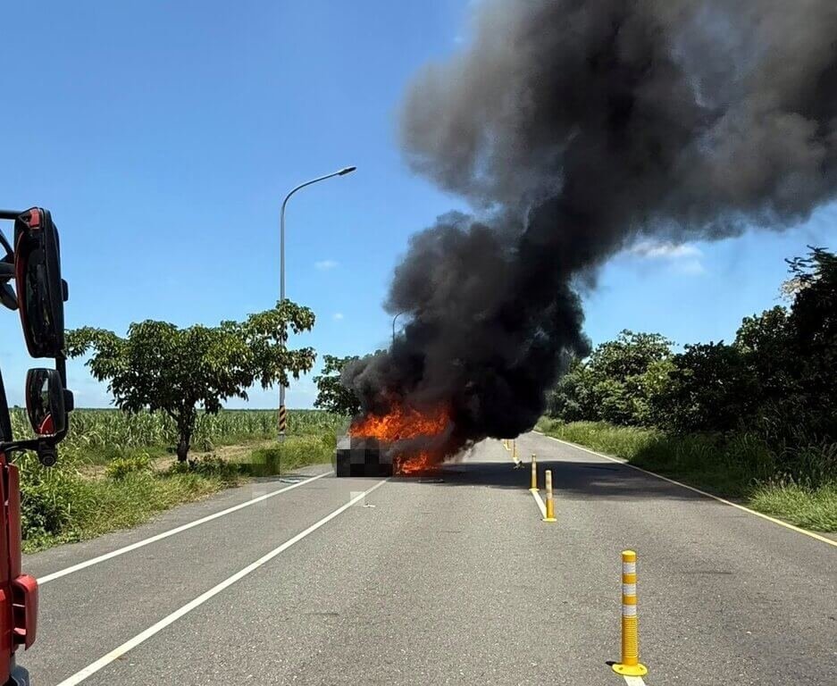 嘉義縣廖姓男子22日駕車行經167縣道時，疑汽車機械故障起火，消防人員趕抵撲滅火勢，廖姓男子逃生不及喪命。（嘉義縣消防局提供）中央社記者黃國芳傳真　115年6月22日