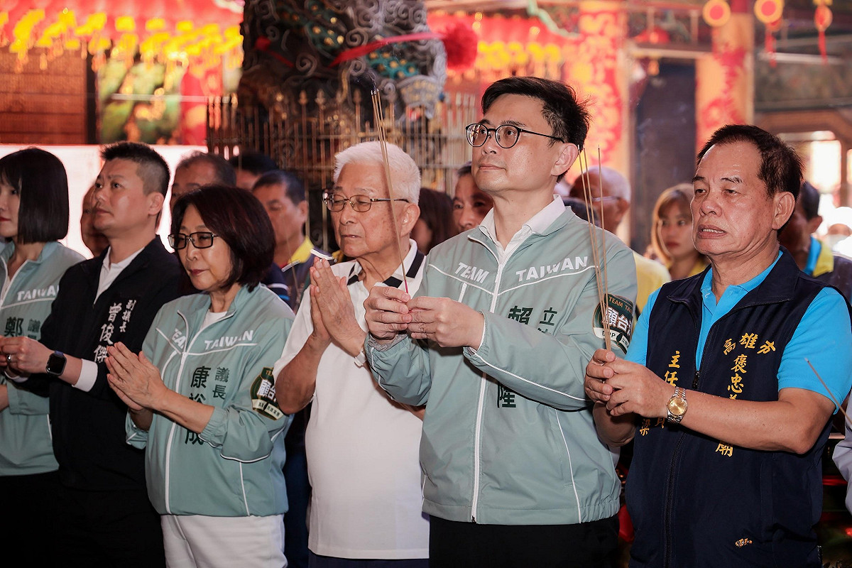 賴瑞隆(右二)偕議員及客家先進共赴三民區褒忠義民廟參香。 圖：賴瑞隆辦公室/提供