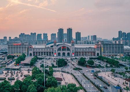 中國官方近日公布5月新增2萬1861例新冠確診病例，引發外界關注。 圖：武漢市政府