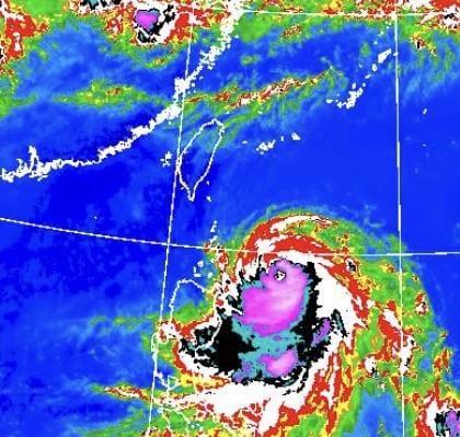 紅外線色調強化雲圖顯示，台灣上空晴朗無雲，「米克拉」已經有清晰的颱風眼。 圖：氣象署／提供