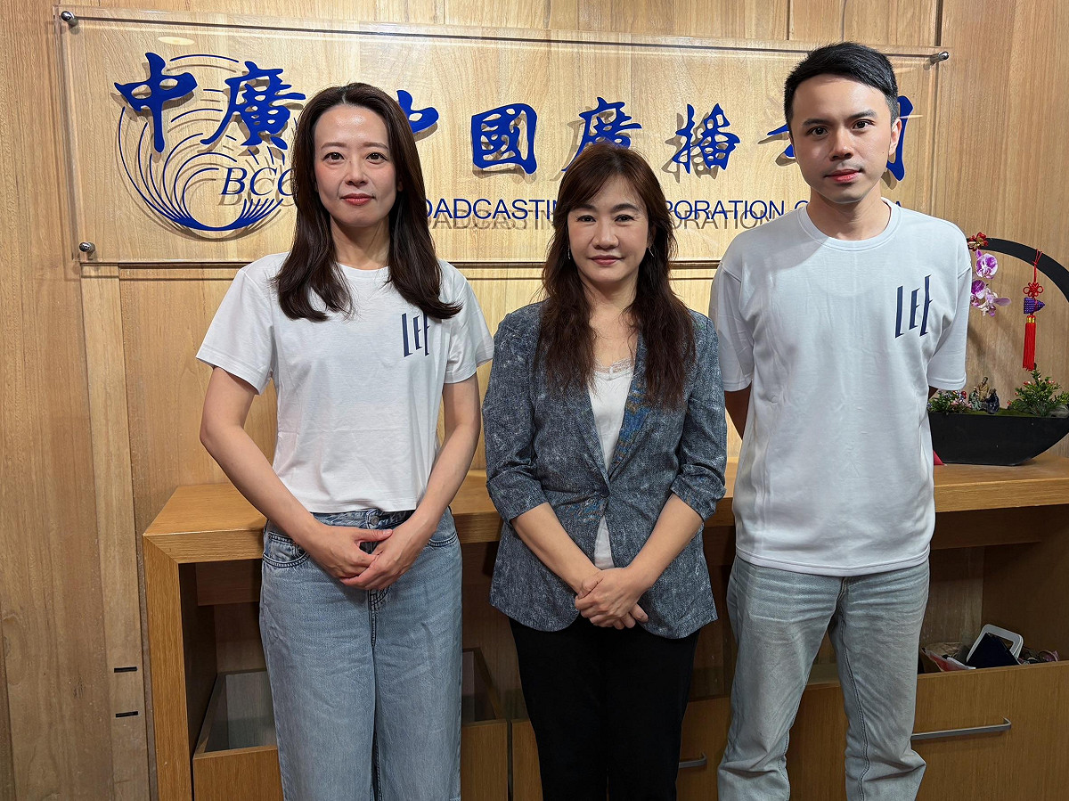 李四川競辦主任江怡臻（圖左）、李四川競辦發言人吳亮賢（圖右）接受媒體人王淺秋專訪。 圖：新傳媒/提供