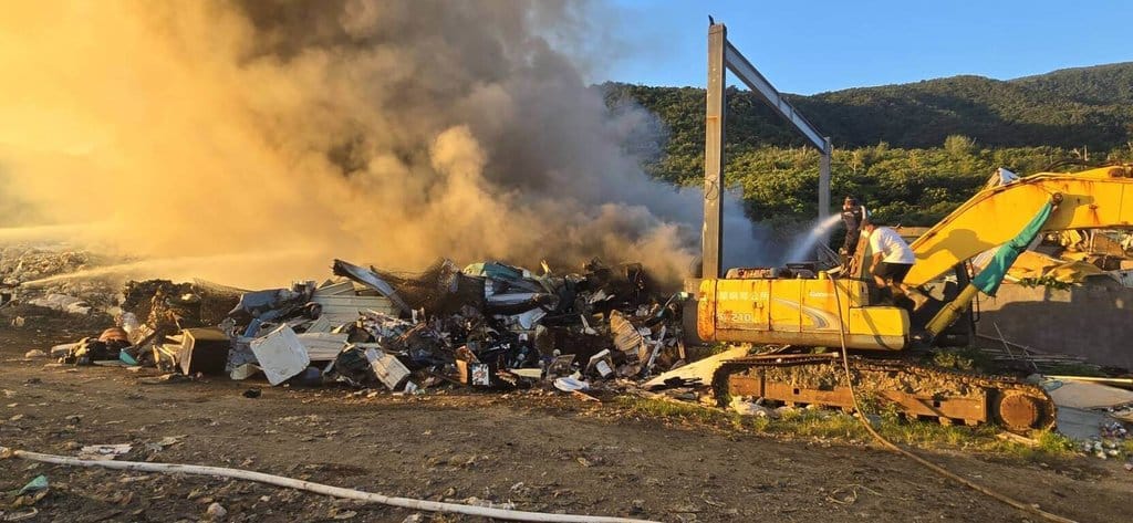 台東縣蘭嶼鄉垃圾掩埋場22日下午發生火警，現場廢棄物燃燒冒出大量濃煙，消防局蘭嶼分隊前往救援，經警義消與公所人員徹夜努力，23日上午成功控制火勢。消防人員持續射水降溫、覆蓋，限制火勢蔓延。（台東縣消防局提供）中央社記者李先鳳傳真　115年6月23日