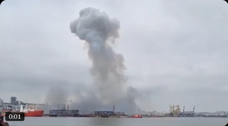 烏克蘭海上無人艇受電子干擾失效漂流的無人艇漂流，在羅馬尼亞港口突然自行引爆，火花四竄、濃煙沖天。 圖：翻攝「X」@War_Radar2