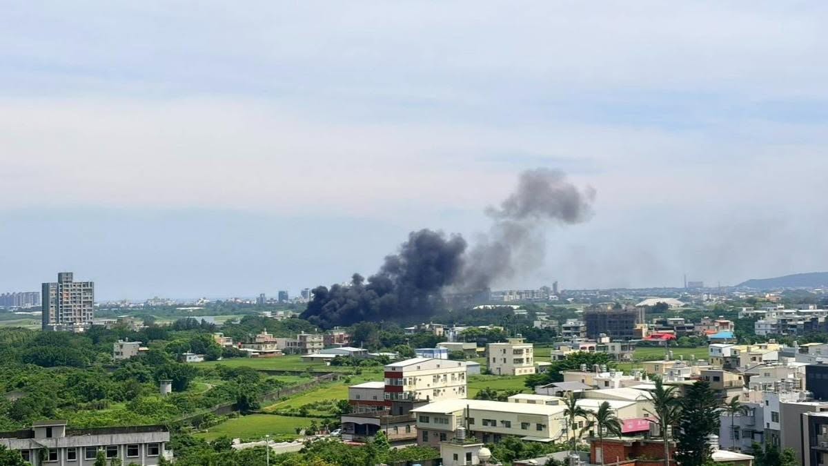 空軍新竹基地附近的陸軍後勤指揮部第三地支部新竹油料分庫，23日發生氣爆意外，濃煙竄升，一名委外包商工人受傷送醫。 圖：翻攝「臉書」莊善凱