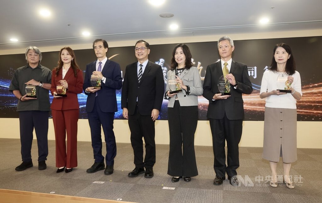 法務部行政執行署23日在台北舉辦「看見公義，執愛同行－行政執行績效突破7000億成果發表暨標竿學習交流活動」，法務部長鄭銘謙（中）出席頒發「行政執行業務卓越標竿獎」給得獎單位，並合影留念。中央社記者張皓安攝　115年6月23日