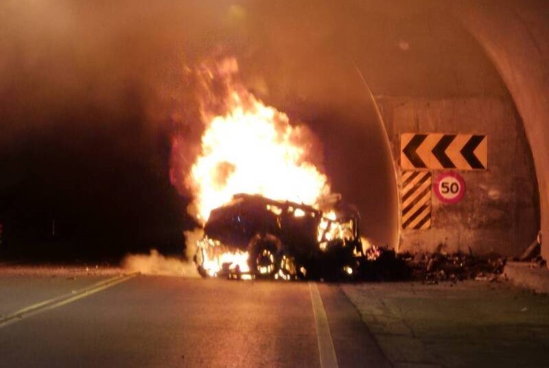 高雄市美濃區的月光山隧道23日下午出現轎車不明原因自撞起火事件，而警消進去事故車內找到一具白骨焦屍，經比對死者疑似為在屏東空軍六聯隊服役擔任士官29歲陳姓男子。 圖：民眾提供