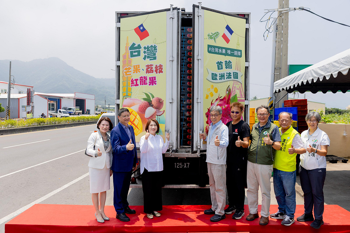 台灣芒果進駐巴黎精品水果店，靠檢疫突破與產銷升級跨過歐盟門檻。圖為農業部陳駿季部長（左4）、屏東縣周春米縣長（左3）及立法院徐富癸委員（右3）及外銷業者等進行芒果封櫃輸歐的資料照。 圖：農業部／提供