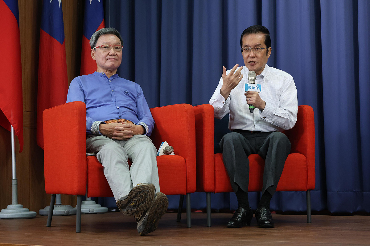 國民黨副主席張榮恭（圖右）與國安會前秘書長蘇起（圖左）進行首映會後座談。 圖：國民黨/提供