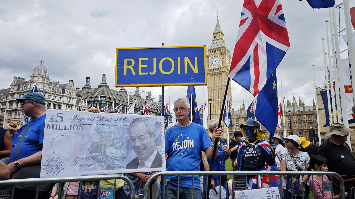 英國最新民調顯示，多數Z世代認為脫歐未達預期目標，並支持未來重新加入歐盟。 圖：翻攝自 X @implausibleblog