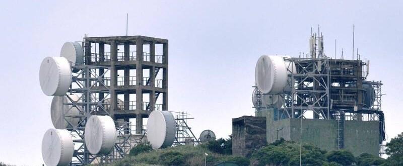 數位發展部23日表示，透過前瞻預算補助中華電信建置之「台馬四號」海纜，以及馬祖東引、北竿、南竿與莒光鄉間微波通訊系統，即將於近期完工。圖為中華電信在馬祖設置的微波系統建設。 圖：數發部/提供