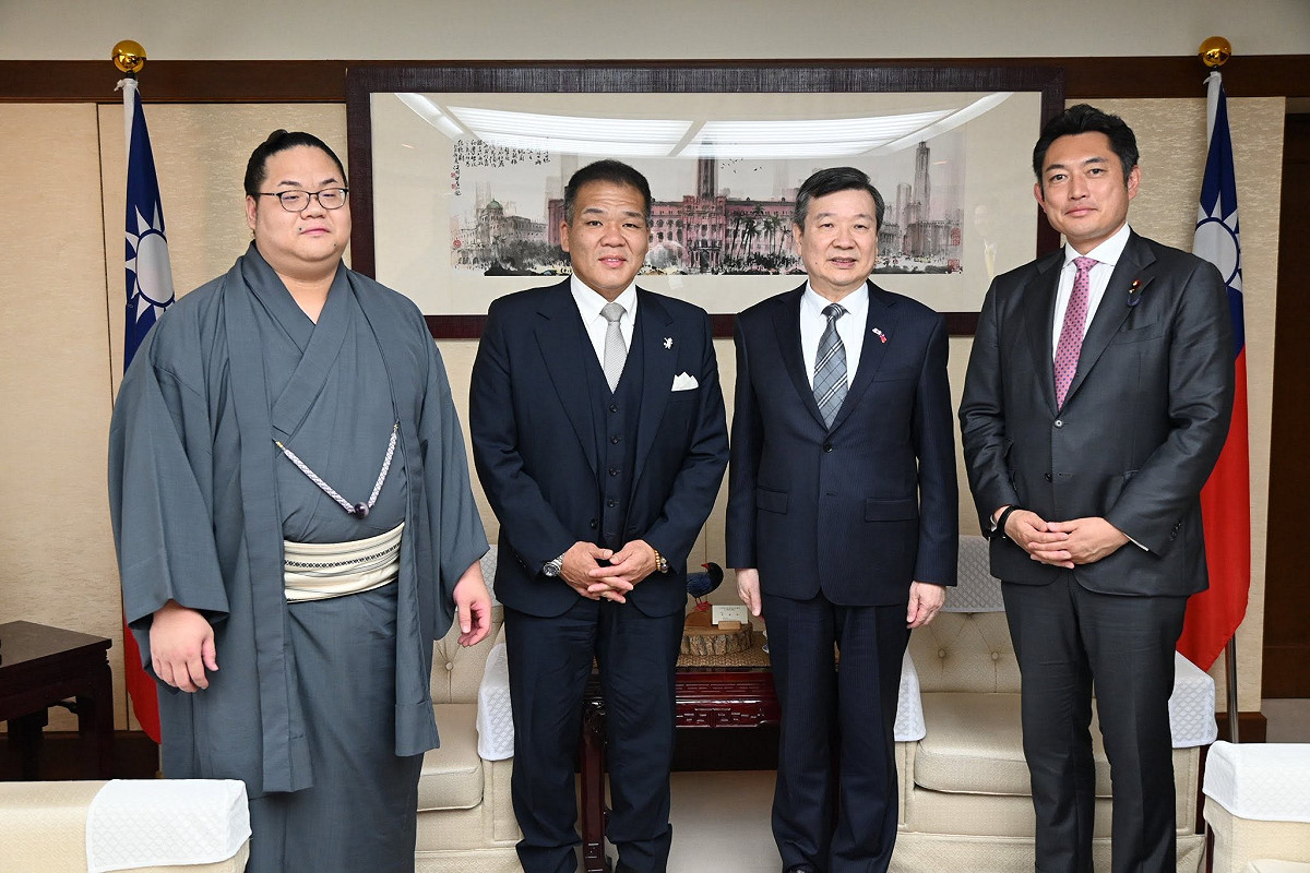 駐日代表李逸洋22日下午在代表處會晤臺日混血現役日本相撲好手東白龍雅士力士，他是史上擁有臺灣血統或臺灣籍相撲力士成就最高者，達到幕內層級。 圖：駐日代表處提供