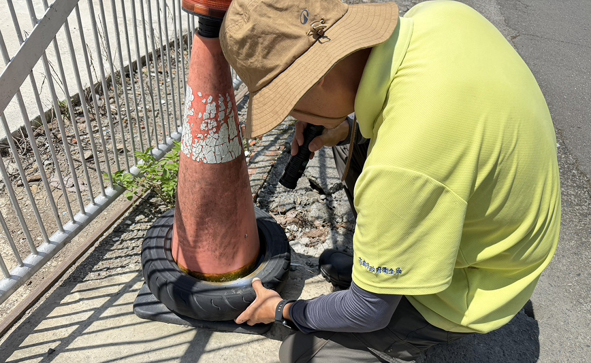 衛生局派員針對個案居住地及活動地周邊進行孳生源清除工作。 圖：高雄市衛生局/提供