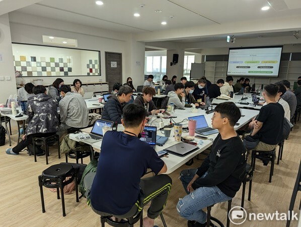 台南市政府推動「友愛市場數位創生聚落」，活化友愛市場二樓閒置空間，轉型為結合數位創新、人才培育與國際交流的創生基地。 圖：台南市政府提供
