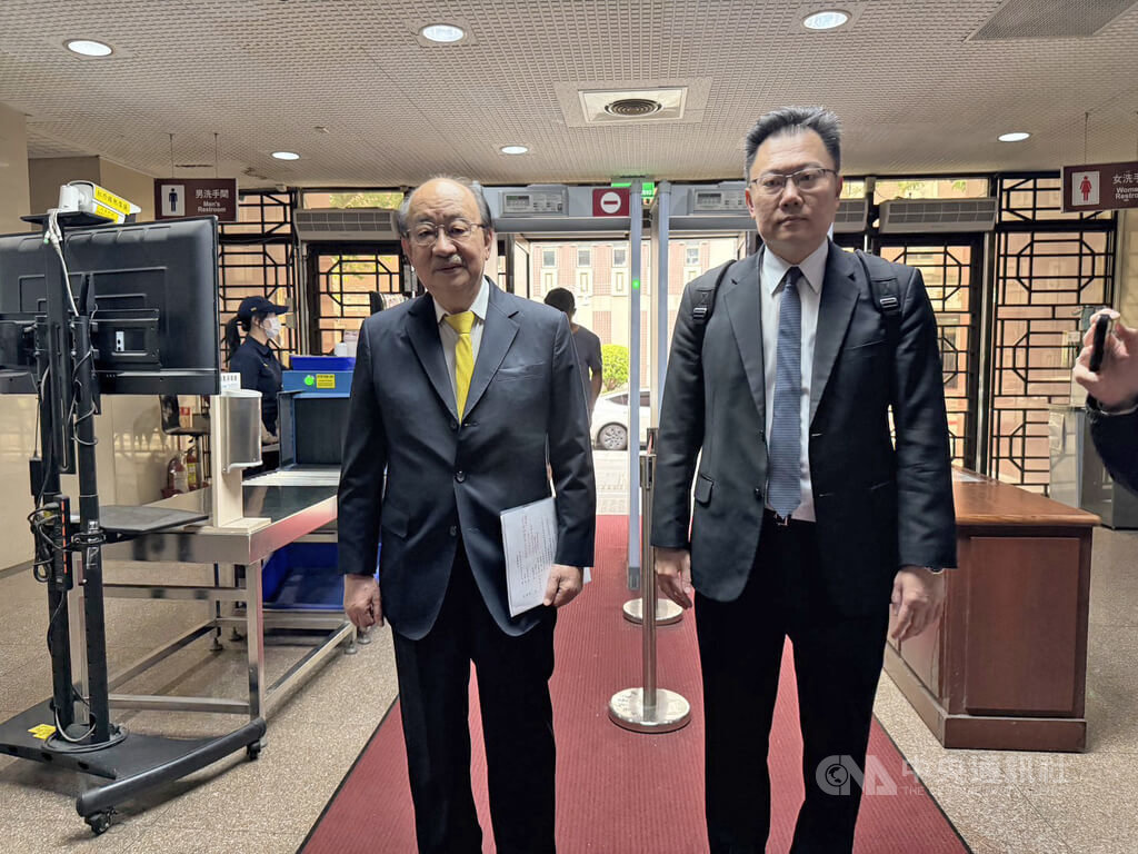 民進黨立委柯建銘（左）在民國114年間於立法院議事攻防時不慎傷及國民黨立委徐巧芯，被依過失傷害罪起訴。台北地方法院23日開庭審理，柯建銘出庭前受訪表示，要來捍衛憲政體制。中央社記者林長順攝　115年6月23日